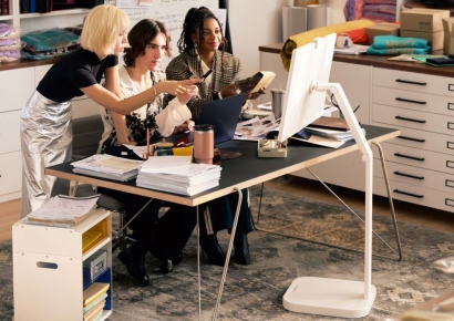 스탠바이미 명성 잇는다…LG전자 스마트모니터 '스윙'