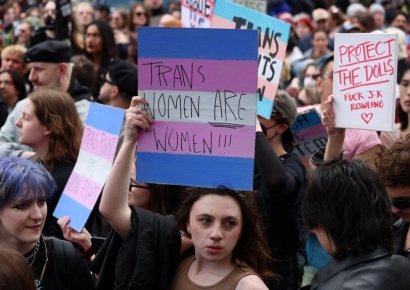 英대법 "생물학적 여성만 여성"…런던 대규모 항의 시위