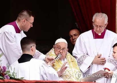 부활절 미사 깜짝 등장한 교황…"가자지구 상황 개탄"