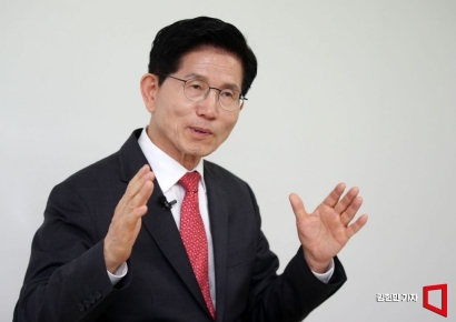 [대선 인터뷰]김문수 "내가 피고인 이재명 이길 후보…기업 살리기 최우선"