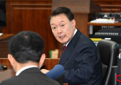 [포토] 형사 재판 2차 공판 출석한 윤석열 전 대통령