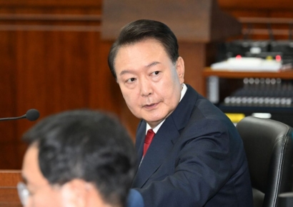 [속보] '피고인석 앉은 윤석열' 모습 공개…붉은 넥타이에 남색 정장