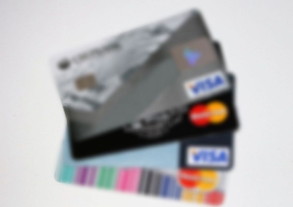 '이럴수가' 최후의 보루마저…최악의 경기에 신청 감소세 전환한 '법카'