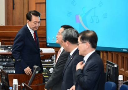 [포토] 윤석열 전 대통령과 변호인단 법정 출석