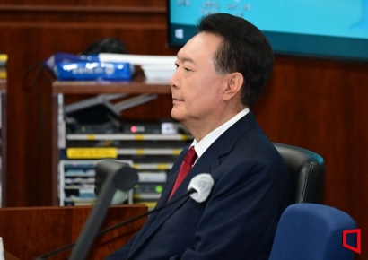 [포토] 재판 시작 기다리는 윤석열 전 대통령
