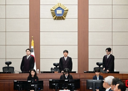 [포토] 윤 전 대통령 내란 우두머리 혐의 재판, 법정 들어서는 판사들