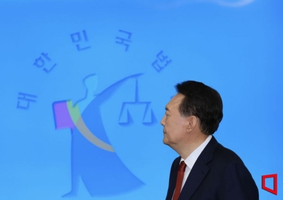 [포토] 법정 들어서는 윤석열 전 대통령