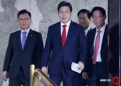 [포토] 원내대책회의 참석하는 권성동