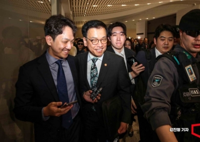 [포토] 출국하는 최상목 경제부총리