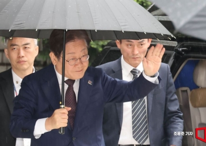 [포토] 지지자들에게 손 들어보이는 이재명 전 대표