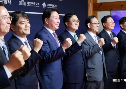 [포토] 파이팅 외치는 우원식-최태원