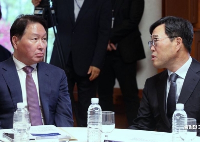 [포토] 국회 미래산업포럼 발족, 대화하는 최태원-김기식