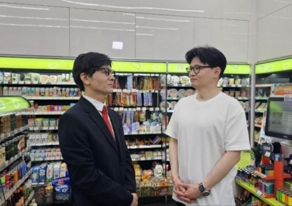 "벌써 재밌다"…'SNL 출연' 한동훈, '인간복사기' 정성호와 찰칵