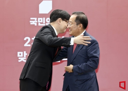 '당원게시판'·'명태균' 난타전…洪 "가족이 범인?" vs 韓 "여론조사 봤나?"