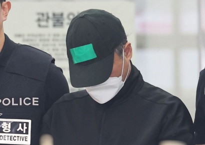 용인 '일가족 살해' 50대 송치…"계획범죄 인정하냐" 묻자 고개 끄덕