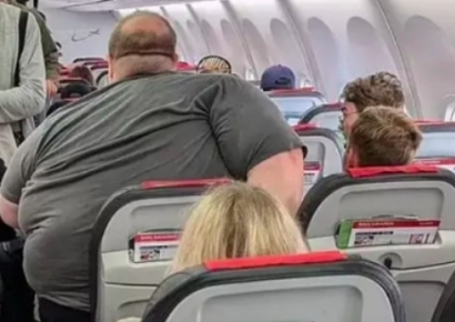 "이런 고객 좌석 두 개 사야"…비행기 티켓값 논쟁 부른 사진