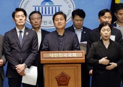 [포토] 민주당, 文 전 대통령 기소에 “검찰 폐해 보여주는 억지 기소”