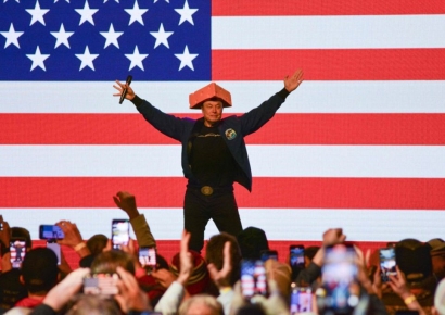 머스크-베선트, 트럼프 앞 'F욕설' 충돌…"억만장자 프로레슬링"