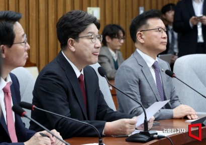 [포토] 권성동 "文, 전형적인 매관매직 사건으로 기소된 것"