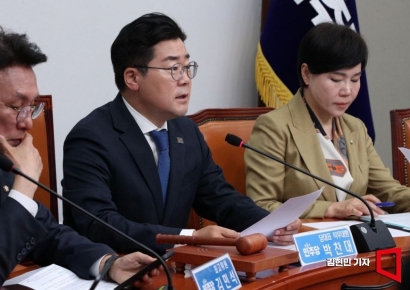 [포토] 검찰, 文 기소에…민주 "尹정권 돌격대의 정치공작"