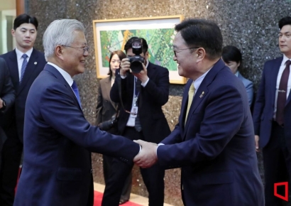 [포토] 우원식 의장과 인사하는 문재인 전 대통령