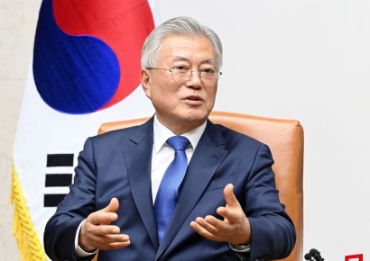 文 전 대통령 “尹정부 퇴행의 시간…한반도 평화로 나설 때”