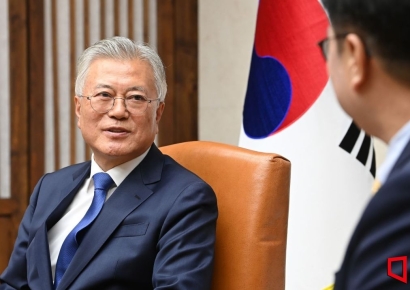 판문점선언 기념식 찾은 文…이재명 불참, 김동연·김경수 참석