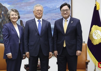 [포토] 우원식 의장과 기념촬영하는 문 전 대통령 내외