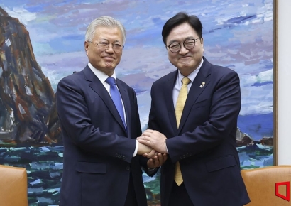 [포토] 우원식 의장과 악수하는 문재인 전 대통령