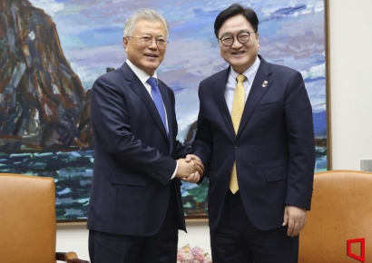 [포토] 퇴임 후 처음 국회 방문한 문재인 전 대통령