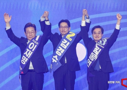 [포토] 손 맞잡은 민주당 대통령선거 후보자들