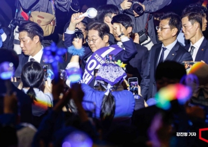 [포토] 지지자들에게 인사하는 이재명 후보