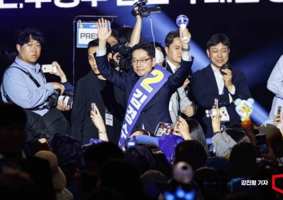 [포토] 지지자들에게 인사하는 김경수 후보