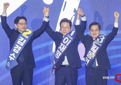[포토] 이재명 후보 손 들어주는 경선 후보들