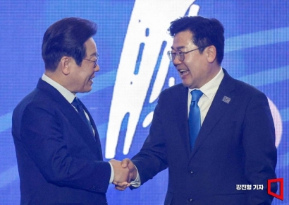 [포토] 악수하는 이재명 후보-박찬대 당대표 직무대행