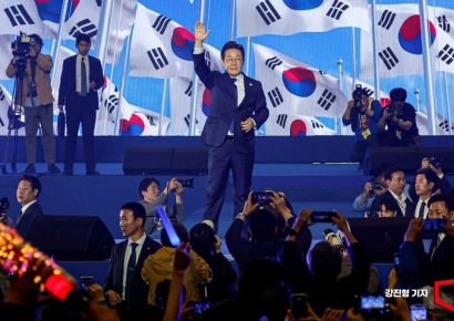 [포토] 당원 응원에 화답하는 이재명 후보