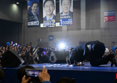 [포토] 당원들에게 큰절하는 이재명 후보