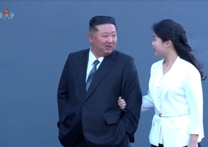 팔짱·귓속말에 웃음 터뜨린 김정은…5000t 구축함 진수식 속 김주애 '눈길'