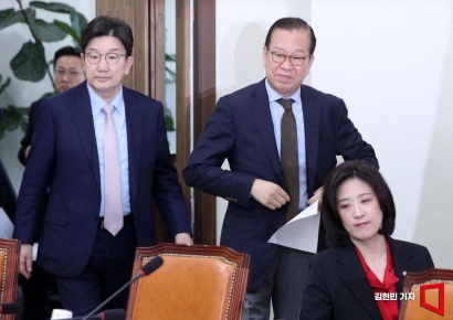 [포토] 비대위 참석하는 권영세-권성동
