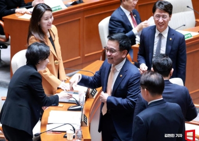 [포토] 예결위원들과 인사하는 최상목 부총리