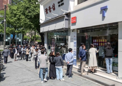 SKT 유심 교체 첫날, 대리점 긴 줄…사전예약 시스템은 먹통