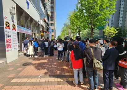 [르포]"직접 가져다줘도 모자랄 판에…" SKT 유심 교체 첫날, 헛걸음한 가입자들