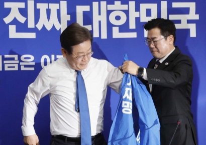 [포토] 선거운동 점퍼 입는 이재명 대선 후보