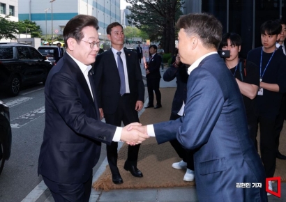 [포토] 인사 나누는 이재명·곽노정
