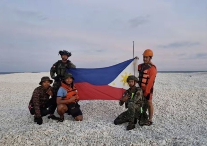 깃발 경쟁 붙은 작은 모래섬…중국-필리핀 분쟁 불붙은 이유
