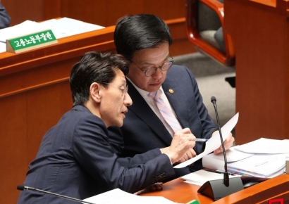 국회 예결위서 '한덕수 대행 대선 출마설'·'추경 증액' 도마