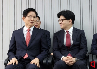 [포토] 대화하는 김문수-한동훈