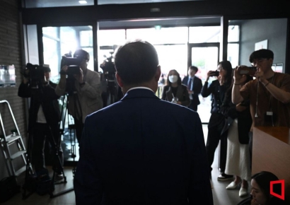 [포토] 당사 떠나는 홍준표 