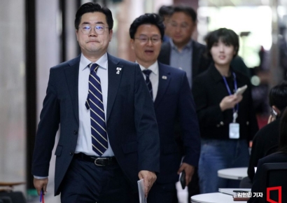 [포토] 비공개 최고위 향하는 박찬대 직무대행