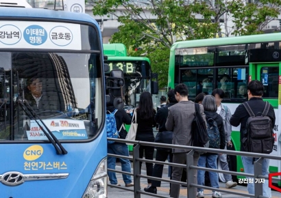 [포토] 버스에 부착된 쟁의행위 관련 안내문
